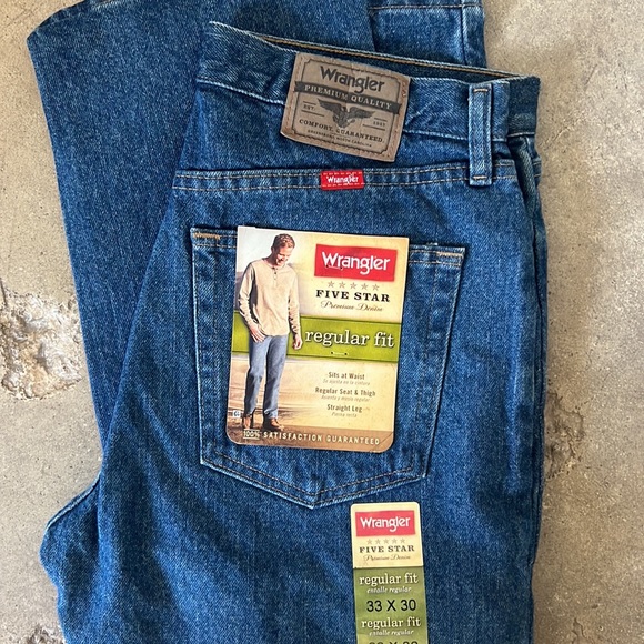 Brand New Wrangler Medium Wash Regular Fit Straight Leg Jeans size 33x30 - Picture 3 of 4